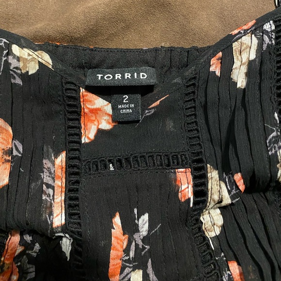 Like New! TORRID BLACK FLORAL PLEATED CHIFFON MAXI DRESS! Size 2X - Picture 6 of 11